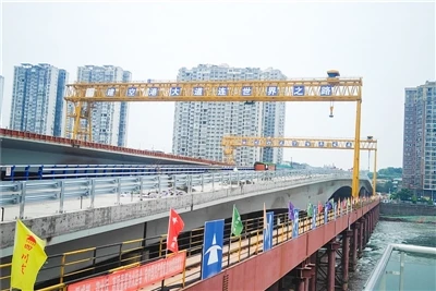 Macara de 72-metru cu deschidere lungă ajută la construcția podului Jianzhou