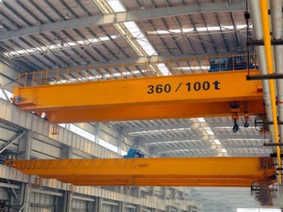 Macara rulantă de 100 de tone